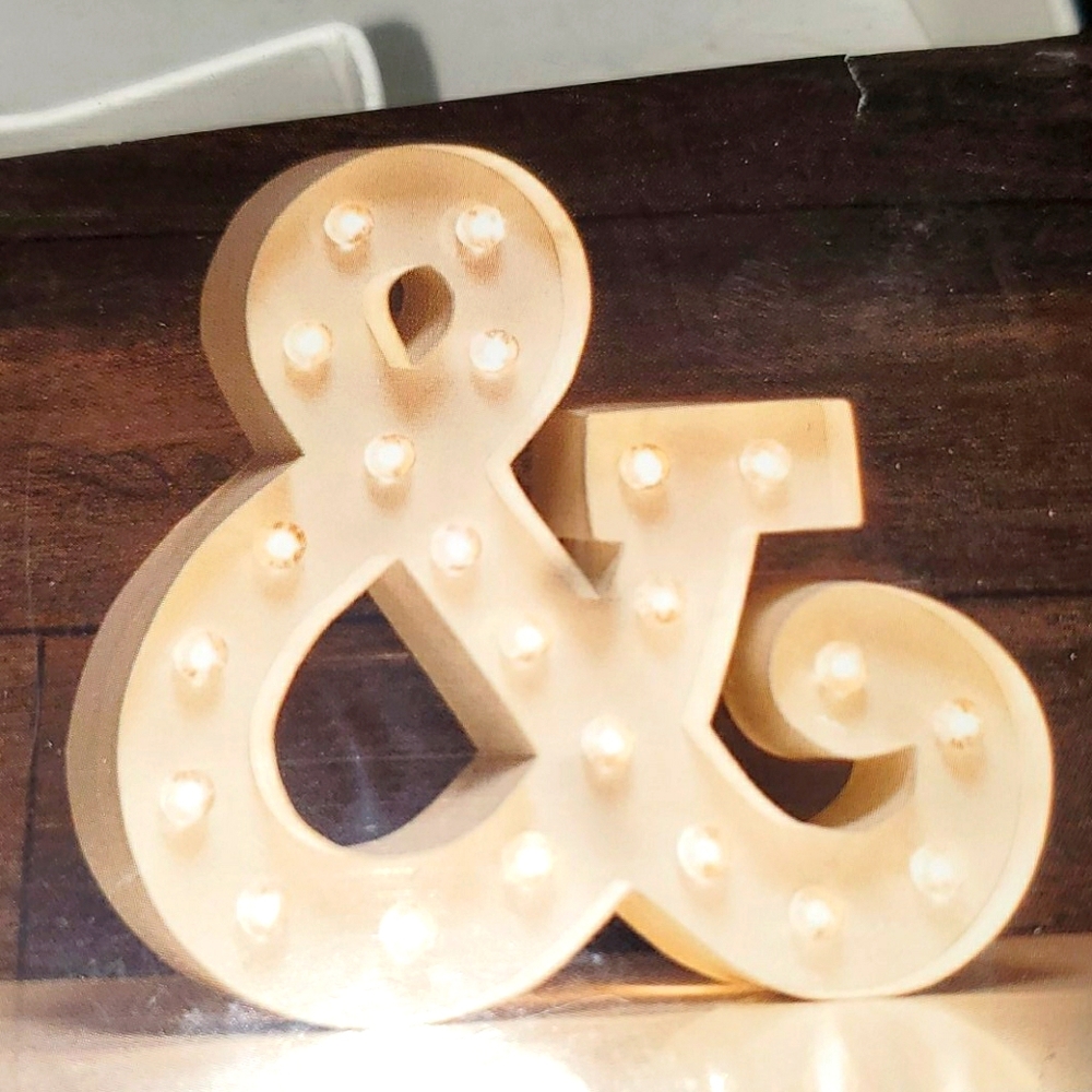 NIB LARGE AMPERSAND SIGN WITH LIGHTS